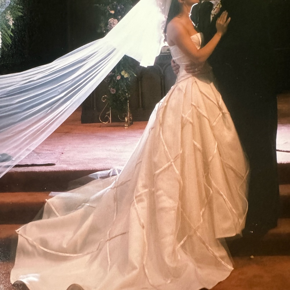 VERA WANG LUXE WEDDING GOWN size 10